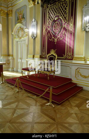 Trono nella Sala Senatorska (la Camera del Senato) nel vecchio Palazzo Reale, Varsavia, Polonia. Fu qui che la Camera alta del parlamento polacco utilizzato per sedersi negli anni 1742-1831 Foto Stock