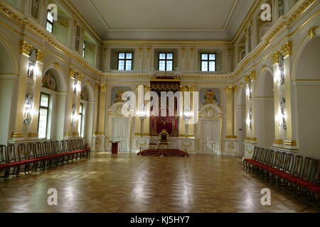 Sala Senatorska (la Camera del Senato) nel vecchio Palazzo Reale, Varsavia, Polonia. Fu qui che la Camera alta del parlamento polacco utilizzato per sedersi negli anni 1742-1831. Anche in questo caso la costituzione di maggio 3,1791 è stato passato come il primo europeo moderno statuto che disciplina il sistema di governo. La decorazione interna della camera è stato ricostruito sulla base di disegni conservati nella Dresden Archivi di Stato (la decorazione pittorica è opera di Andrzej Bertrandt). Foto Stock