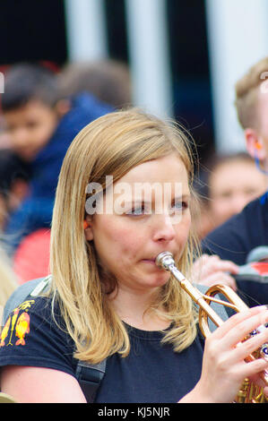 Musicista femmina a suonare la tromba nel carnevale del edinburgh jazz e blues festival che si muove in basso lungo il tumulo verso Princes street Foto Stock