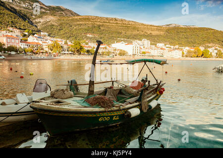 Barca da pesca nel porto di petrovac, Montenegro. Foto Stock