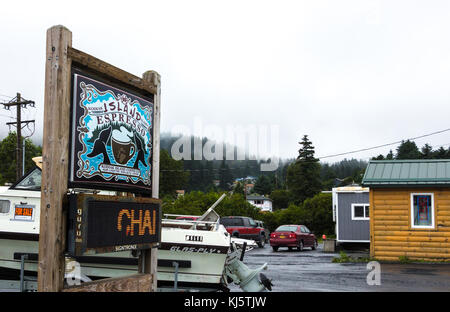 Kodiak, Alaska, Stati Uniti d'America - 8 agosto 2017: tavola di legno dell'isola di caffè espresso shop collocato in mill bay road, Kodiak, Alaska. Foto Stock