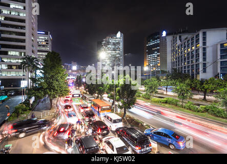 Inceppamento di traffico sulla caotica strada nel quartiere centrale degli affari di Jakarta lungo il sudirman avenue durante le ore di punta in Indonesia la città capitale. Foto Stock