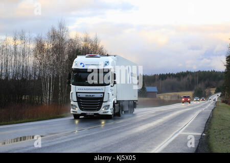 Salo, Finlandia - 4 novembre 2017: bianco daf xf semi rimorchio di mikko niskala oy trasporta merci lungo la strada bagnata in autunno dusktime nel sud della Finlandia Foto Stock