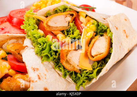 Sandwich di Pollo in tortilla sulla piastra Foto Stock