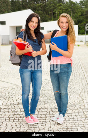 Due belle studenti adolescenti camminare insieme nella scuola Foto Stock