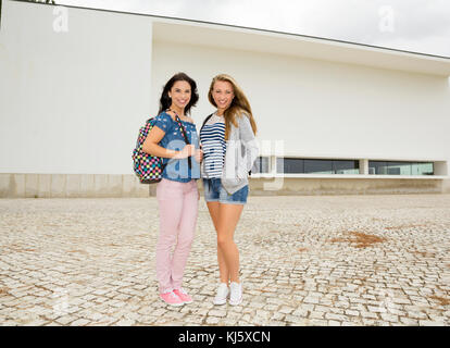 Due belle studenti adolescenti camminare insieme nella scuola Foto Stock