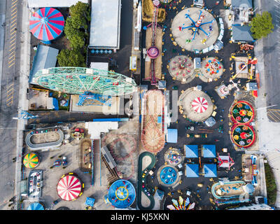 New york, Stati Uniti d'America - 26 settembre 2017: Coney island Amusement Park vista aerea. Situato nella zona sud di Brooklyn lungo il lungomare è un divertimento h Foto Stock