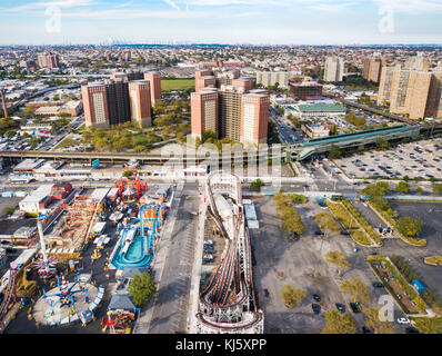 New york, Stati Uniti d'America - 26 settembre 2017: Coney island Amusement Park vista aerea. Situato nella zona sud di Brooklyn lungo il lungomare è un divertimento h Foto Stock