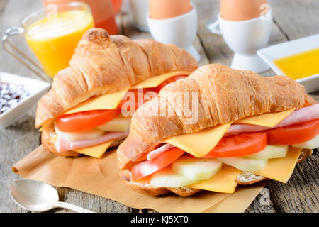 Croissant panini sul tavolo di legno.Il fuoco selettivo sulla parte anteriore croissant panini Foto Stock