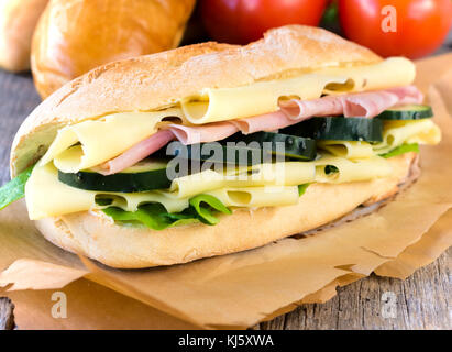 Deliziosi panini farciti con prosciutto, formaggio e insalata mista Foto Stock