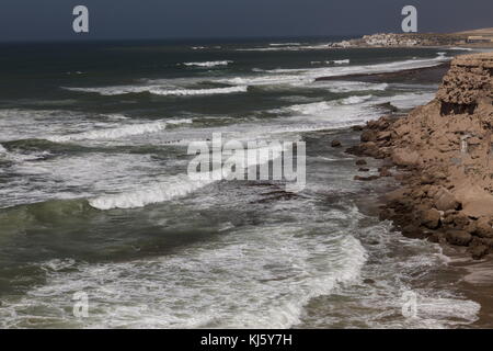 Scogliere e onde, vicino al villaggio di Tifnit, e alla spiaggia di Tifnit, nel Parco Nazionale di Sous-massa, nel sud-ovest del Marocco. Foto Stock