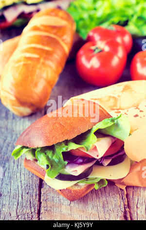 Freschi realizzate in sandwich con prosciutto e verdure.Il fuoco selettivo sul panino Foto Stock