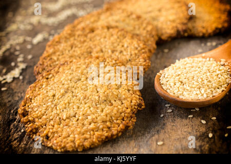 In casa di sesamo cotta cookies.Il fuoco selettivo sulla parte anteriore dei cookie Foto Stock