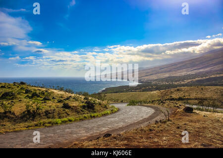 Vista mozzafiato della costa dall'avvolgimento Piilani autostrada in Maui, Hawaii Foto Stock