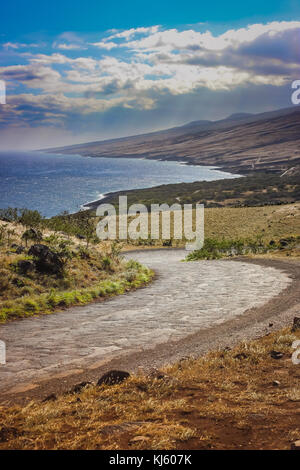 Vista mozzafiato della costa dall'avvolgimento Piilani autostrada in Maui, Hawaii Foto Stock