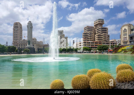 Trick Fountains al posto d'espagne, dietro il palacio insular de tenerife, edificio governativo,l'isola di Tenerife, Isole canarie, Spagna Foto Stock