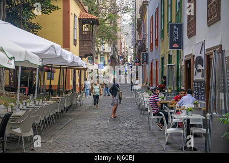 Strassencafes in einer altstadtgasse, kopfsteinpflaster und typisch kanarische haeuser, santa cruz de tenerife, teneriffa, atlantischer ozean, kanaris Foto Stock