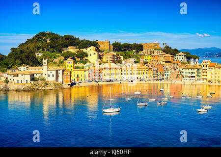 Sestri Levante La Baia del Silenzio o baia del silenzio del porto di mare e spiaggia vista. Liguria, Italia Europa. Foto Stock