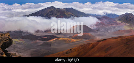 Colorato vista panoramica di coni vulcanici dal picco del cratere Haleakala in Maui, Hawaii Foto Stock