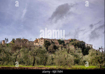 Vista aerea del villaggio fantasma di Toiano, Pisa, Toscana, Italia Foto Stock