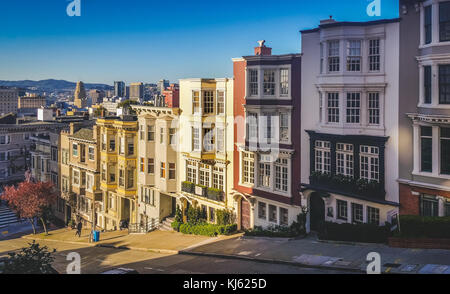 Vista del coloratissimo san francisco case di riga guardando verso il basso una ripida strada di città Foto Stock