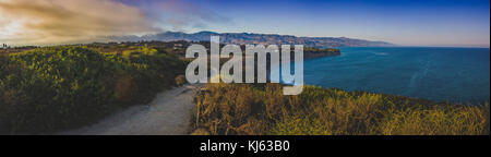 Colorato vista panoramica della California del Sud Costa da Point Dume, Malibu durante il tramonto Foto Stock