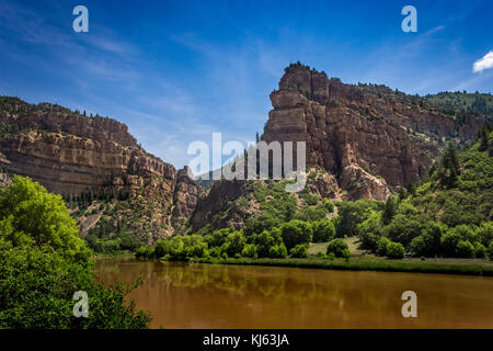 Di colore marrone del fiume Colorado che scorre attraverso la Glenwood Canyon appeso vicino lago, White River National Forest, Glenwood Springs, Colorado Foto Stock