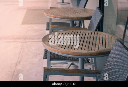 Tavola rotonda sedia accanto a coffee shop al mattino Foto Stock