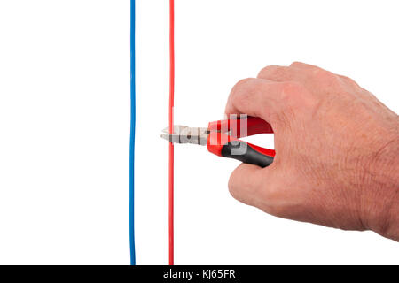 Tronchesi a filo, pinze riparazione strumento nella mano di un elettricista di taglio filo rosso isolato su bianco Foto Stock
