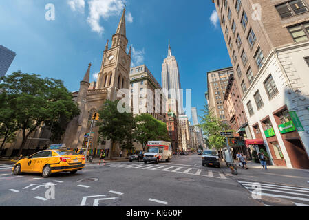 Fifth Avenue al giorno d'estate a New York Foto Stock