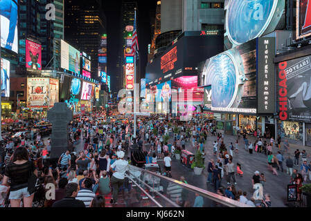 Times Square di notte a Manhattan, new york Foto Stock
