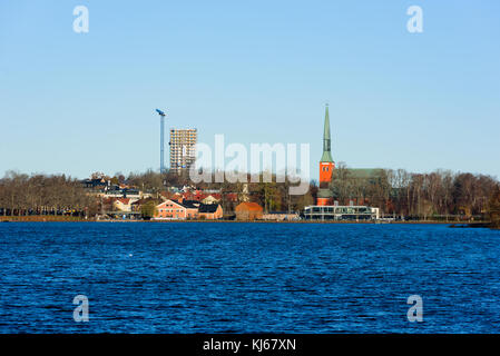 Vaxjo, Svezia - 13 novembre 2017: documentario della vita quotidiana e l'ambiente. lo skyline della città sta cambiando come nuovo appartamento edificio è costruito Foto Stock