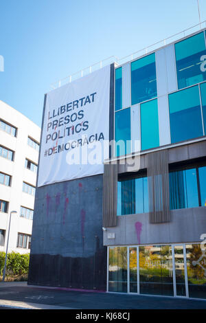 Rovinato poster sul municipio, o ajuntament di Sant Cugat del Valles, Barcellona. Il poster sostituisce una precedente abbattuto da lontano a destra i manifestanti. Foto Stock