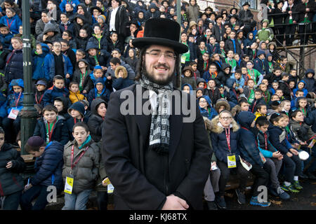 Un poste ritratto di un ebreo ortodosso giovane uomo con lunghi peyot alla riunione di Lubavitch emissari in Crown Heights, Brooklyn, New York. Foto Stock