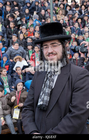 Un poste ritratto di un ebreo ortodosso giovane uomo con lunghi peyot alla riunione di Lubavitch emissari in Crown Heights, Brooklyn, New York. Foto Stock