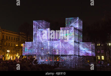 Riga, Lettonia, 17 novembre 2017: festival staro riga, trasmissione via IR di riga celebrando 99th anniversario dell indipendenza. pixel cloud, esplanade Foto Stock