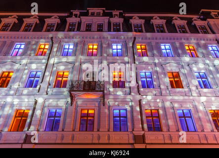 Riga, Lettonia, 17 novembre 2017: festival staro riga, trasmissione via IR di riga celebrando 99th anniversario dell indipendenza. metamorfosi in vecriga, jekaba street Foto Stock