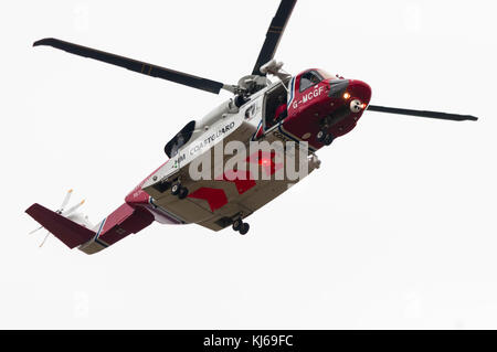 Un hm coastguard sikorsky s92 elicottero cerca un camminatore mancanti vicino ad Inverness nelle highlands scozzesi. Foto Stock