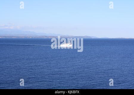 Un traghetto proveniente da un sardo bay da Bonifacio, Corsica, Francia. Foto Stock