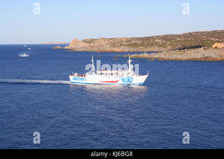 Un traghetto proveniente da un sardo bay da Bonifacio, Corsica, Francia. Foto Stock