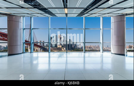 Vista panoramica ed edifici dal vetro della finestra，chongqing，CINA Foto Stock