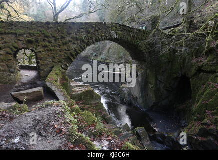 Ponte sul fiume braan il romitorio dunkeld scozia novembre 2017 Foto Stock