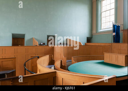 Il giudice di alloggio, Presteigne, Powys, Regno Unito. Un premiato il museo di vita Vittoriano. La gaslit courtroom, invariata dal 1830 Foto Stock