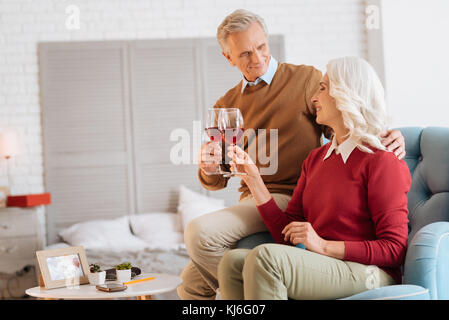 Serena il marito e la moglie che festeggiano il loro anniversario Foto Stock