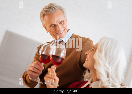 Romantica coppia di anziani che festeggiano il loro anniversario Foto Stock