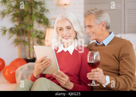 Senior gioioso il marito e la moglie in un momento di relax a casa il fine settimana Foto Stock