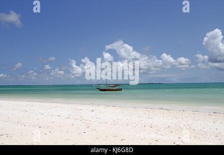 Dhow nell'oceano in spiaggia, Zanzibar, isola di Unguja, Tanzania. Foto Stock