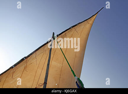 Dhow vela e il montante contro il cielo blu, Zanzibar, isola di Unguja, Tanzania. Foto Stock