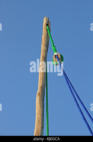 Dhow senza montante di vela contro il cielo blu, Zanzibar, isola di Unguja, Tanzania. Foto Stock