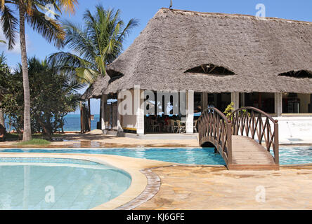 Uroa Beach Resort Hotel bar e piscina, Zanzibar, isola di Unguja, Tanzania. Foto Stock